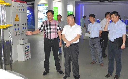 赵宽董事长向李晓行长介绍天康锂电池、新能源杀虫灯、植保无人机及纯电动车等产品 赵宽董事长向李晓行长介绍天康锂电池、新能源杀虫灯、植保无人机及纯电动车等产品