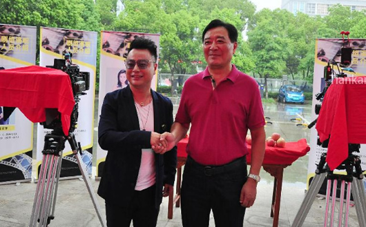 董事长赵宽与北京任性影视传媒有限公司董事长戴戴合影 董事长赵宽与北京任性影视传媒有限公司董事长戴戴合影