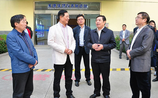 滁州市委副书记许继伟(右二)在天长市委副书记、市长朱大纲(右一)及天长市委副书记贺家平(左一) 滁州市委副书记许继伟(右二)在天长市委副书记、市长朱大纲(右一)及天长市委副书记贺家平(左一)