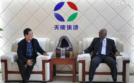 董事长赵宽和喀麦隆驻华大使马丁·姆巴纳 董事长赵宽和喀麦隆驻华大使马丁·姆巴纳