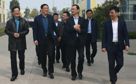 天康集团董事长赵宽(左一)市委书记邓继敢(左二) 天康集团董事长赵宽(左一)市委书记邓继敢(左二)