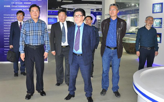 安徽应流集团杜应流董事长(中)在安徽天康集团董事长赵宽的陪同下参观天康集团展览中心 安徽应流集团杜应流董事长(中)在安徽天康集团董事长赵宽的陪同下参观天康集团展览中心