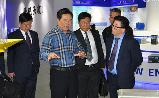 天康集团董事长赵宽向安徽应流集团杜应流董事长介绍天康产品相关的情况 天康集团董事长赵宽向安徽应流集团杜应流董事长介绍天康产品相关的情况