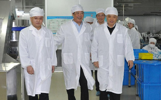 省委第二巡视组组长倪建胜(右一)在相关领导的陪同下深入天康医疗器械生产线调研工作,集团董事长赵宽(左二)向倪建胜介绍天康医疗科技的生产经营情况。 省委第二巡视组组长倪建胜(右一)在相关领导的陪同下深入天康医疗器械生产线调研工作,集团董事长赵宽(左二)向倪建胜介绍天康医疗科技的生产经营情况。