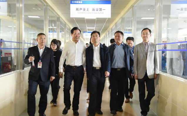 安徽省人大常委会副主任刘明波(中)一行在天康集团仪表制造部 安徽省人大常委会副主任刘明波(中)一行在天康集团仪表制造部