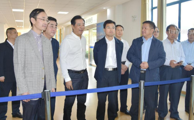 安徽省人大常委会副主任刘明波一行在天康集团仪表制造部现场了解智能仪表演示系统 安徽省人大常委会副主任刘明波一行在天康集团仪表制造部现场了解智能仪表演示系统