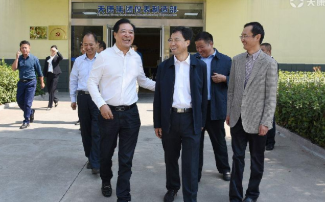 安徽省人大常委会副主任刘明波与安徽天康集团董事长赵宽亲切交流 安徽省人大常委会副主任刘明波与安徽天康集团董事长赵宽亲切交流