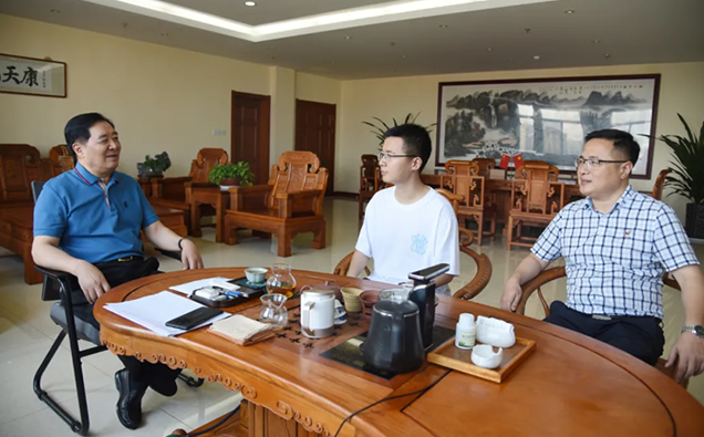 天康集团董事长赵宽与赵煊同学座谈 天康集团董事长赵宽与赵煊同学座谈