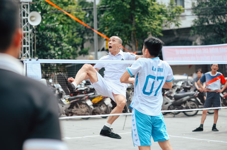 腊月阳台上的香肠与楼下球场的哨声